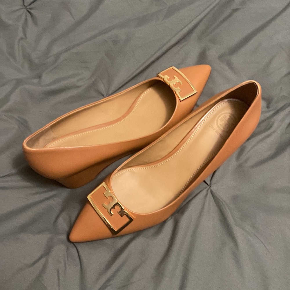 NWT. Tory Burch Gigi 55MM Wedge Calf Leather Tan